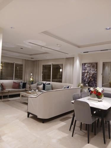 Riyadh Villa | دور ارضي كبير وواسع للضيافة والتحويل لحسابي بعد الوصول للمنزل