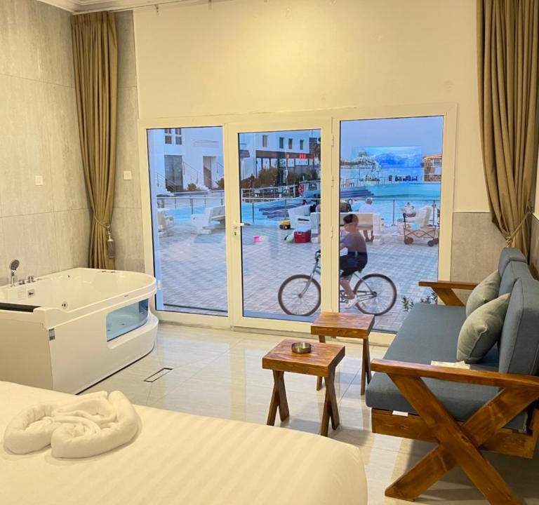 Al Kura Ski Chalet | شاليه ارض السعادة 2 اطلالة بحرية