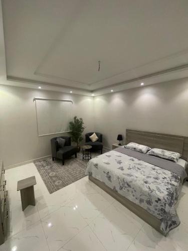 Al Kura Apartment | شقة راقية بغرفة نوم ومجلس وفناء في الحمدانية j1