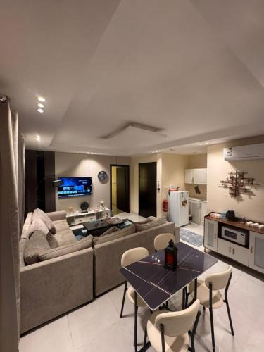 Al Khobar Apartment | شقة فاخره غرفه وصاله واسعه طاولة طعام