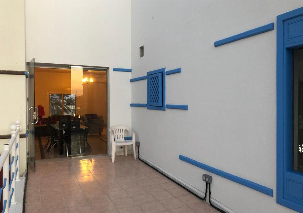 Durrat Al-Arous Apartment | شقة في درة العروس منطقة المرسى تتكون من غرفتين وصاله ومطبخ كامل وحمام موقعها في الطابق العلوي قريبة من سوبر ماركت وحولها جميع الخدمات من صيدلة ومطاعم وكافيهات