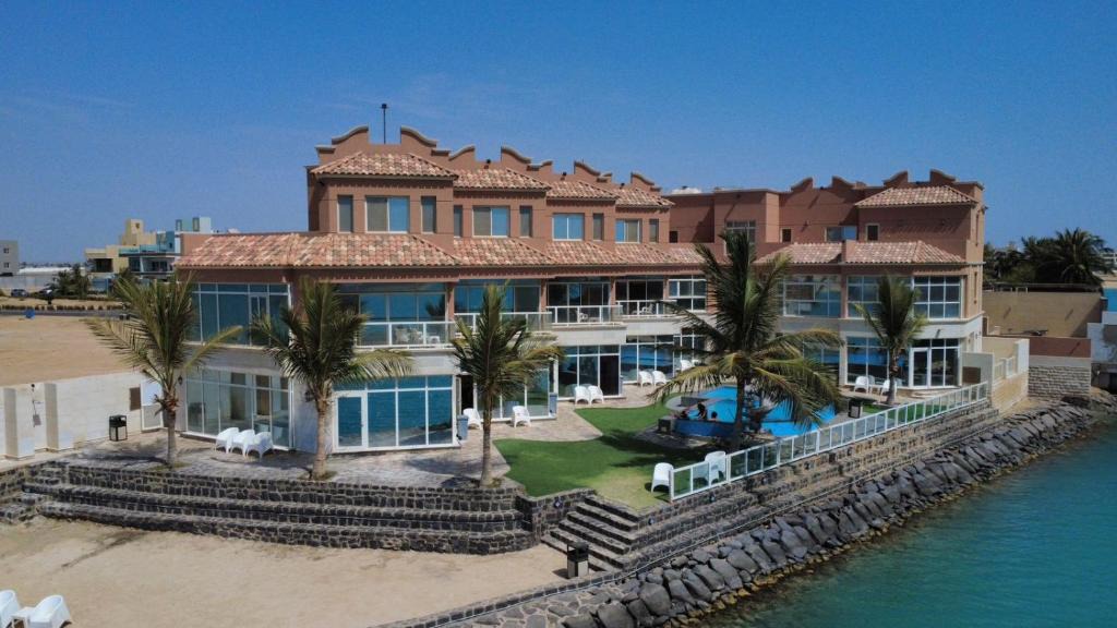 Dhahban Villa | فلل كوڤا بيتش - للعائلات فقط