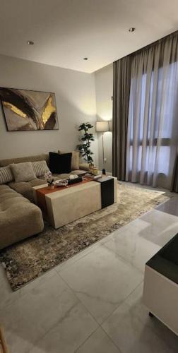 Al Wahah Apartment | مسكن فاخر غرفتي جلوس ونوم بسندس