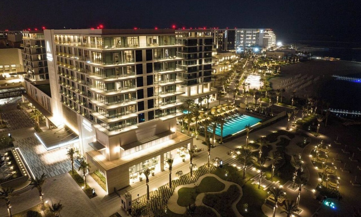 Muharraq Apartment | Address beach resort hotel Luxury hotel room with bathroom, open kitchen balcony