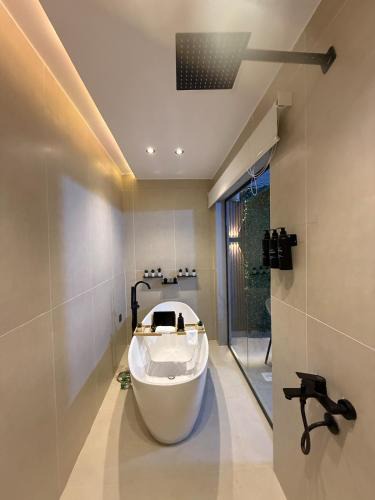 Al Izdihar Apartment | Cozy 1BR 65 inch TV Bathtub and Outdoor Seating