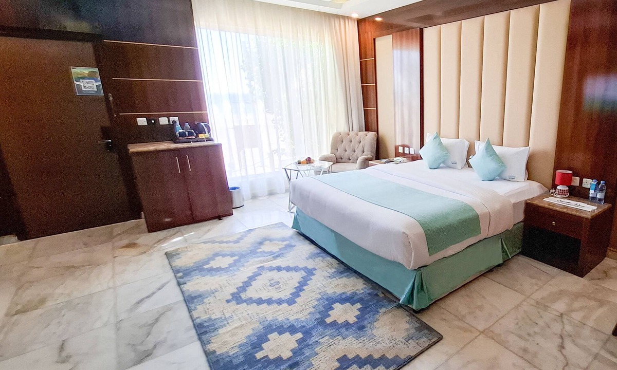 Al Khuraybah Hotel | L'azure Beach Resort