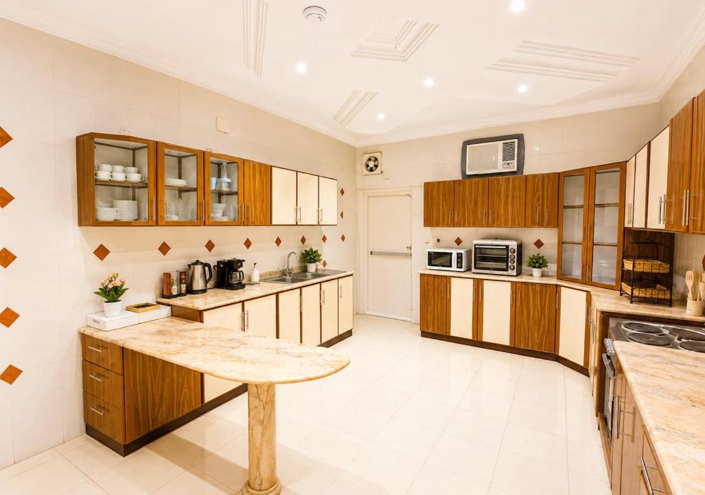 Medina Villa | Larg Family Villa, 7 Bedrooms, Sleeps 16, close to Masjid
