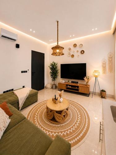 Al Mahdiyah Apartment | One bedroom and a living room with a bohemian style