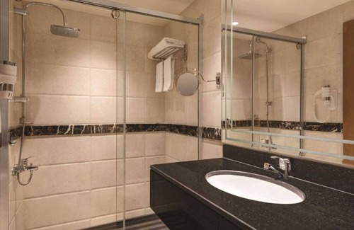 Al-Hamra'a Hotel | Belvilla Alhamra Vivid Plaza Hotel