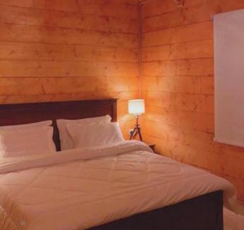 Al Kura Ski Chalet | أكواخ باشن الريفية
