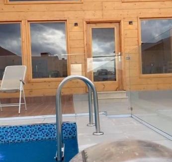 Al Kura Ski Chalet | أكواخ باشن الريفية