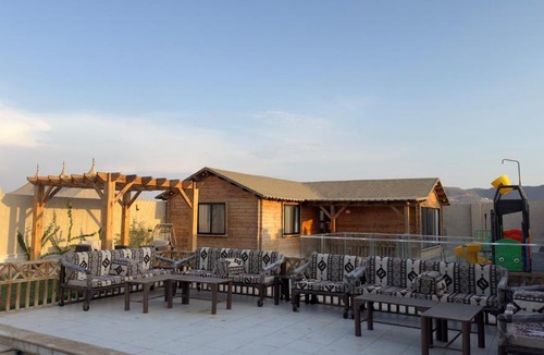 Dhahban Ski Chalet | أكواخ سدره