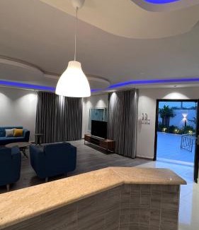 Unaizah Ski Chalet | شالية بمسبح وجلسة خارجية- غرفتين نوم وملحق خارجي ومدخل سيارة