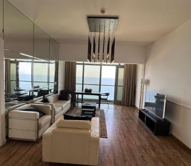 Ash Shati Apartment | شقة بإطلالة على البحر في برج داماك