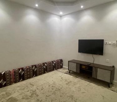 Al Kura Apartment | شقة راقية بغرفة نوم ومجلس وفناء في الحمدانية j1
