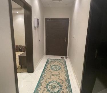 Al Kura Apartment | شقة راقية بغرفة نوم ومجلس وفناء في الحمدانية j1