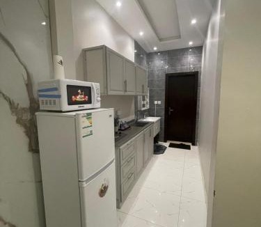 Al Kura Apartment | شقة راقية بغرفة نوم ومجلس وفناء في الحمدانية j1