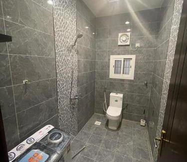 Al Kura Apartment | شقة راقية بغرفة نوم ومجلس وفناء في الحمدانية j1