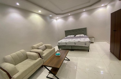 Al Kura Apartment | شقة غرفة نوم واسعة ودورة مياه في الحمدانية j7