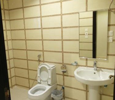 Al Kura Apartment | شقق همم للشقق المخدومة