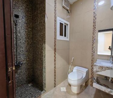 Jeddah House | غرفة بسرير كينج وشاشة65بوصة وحمام