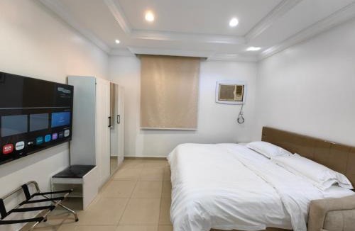 Jeddah House | غرفة بسرير كينج وشاشة65بوصة وحمام