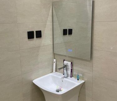 Riyadh Apartment | مسكن ملاذ - غرفة وصالة القدس 15