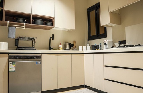 Al Khobar Apartment | 5 mins to the sea ~1BR luxury apartment ~Pool ~ Fast Wi-Fi