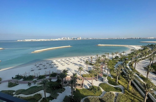 Muharraq Apartment | Address beach resort hotel Luxury hotel room with bathroom, open kitchen balcony
