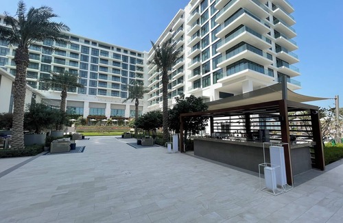 Muharraq Apartment | Address beach resort hotel Luxury hotel room with bathroom, open kitchen balcony