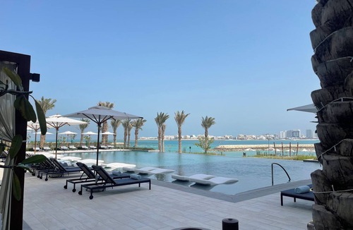 Muharraq Apartment | Address beach resort hotel Luxury hotel room with bathroom, open kitchen balcony