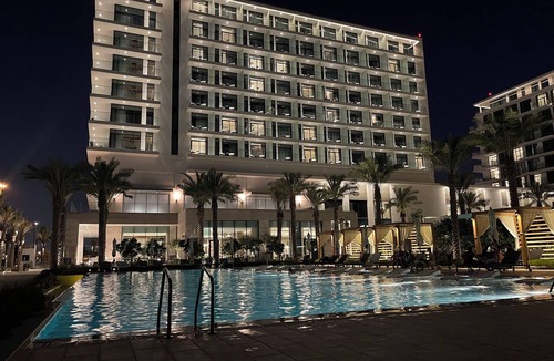 Muharraq Apartment | Address beach resort hotel Luxury hotel room with bathroom, open kitchen balcony