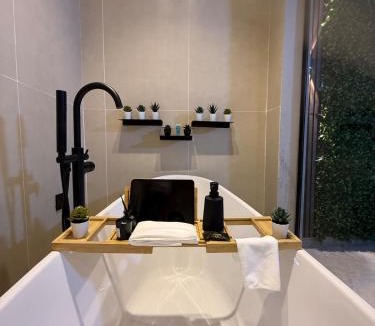 Al Izdihar Apartment | Cozy 1BR 65 inch TV Bathtub and Outdoor Seating