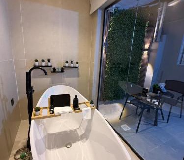 Al Izdihar Apartment | Cozy 1BR 65 inch TV Bathtub and Outdoor Seating