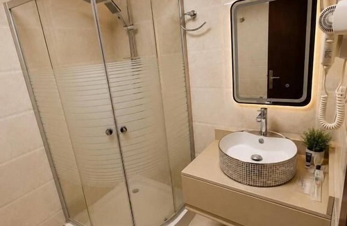 Al-Hamra'a Hotel | IQ HOTEL