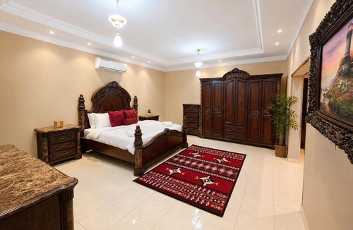 Medina Villa | Larg Family Villa, 7 Bedrooms, Sleeps 16, close to Masjid