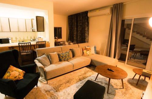 King Abdul Aziz Road Villa | Mabaat - White Pearl Al Basatin - 600