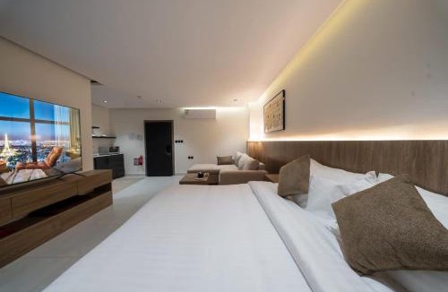 Ghirnatah House | N9 Modern studio w 85 TV & smart check-in