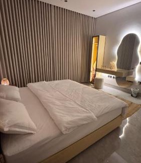 Al Mahdiyah Apartment | One bedroom and a living room with a bohemian style