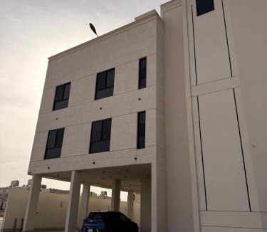 Al Mahdiyah Apartment | One bedroom and a living room with a bohemian style