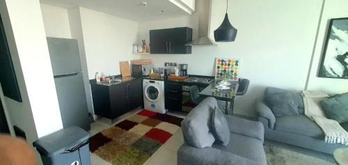Al Hoora Apartment | Sea view flat with gym and pool