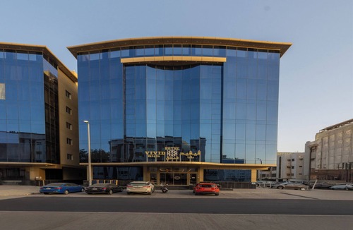 Al-Hamra'a House | Twin Elegance | Harbour Gateway Charm