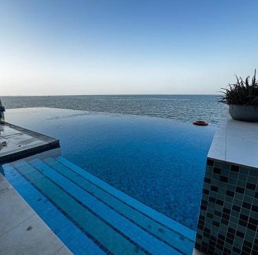 Beachside 2BR Retreat in Durrat Marina