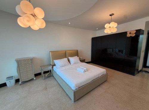 Elegant 5BR Villa with Private Pool & Private Beach Access Durrat Al Bahrain