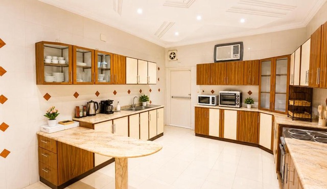Larg Family Villa, 7 Bedrooms, Sleeps 16, close to Masjid in Medina