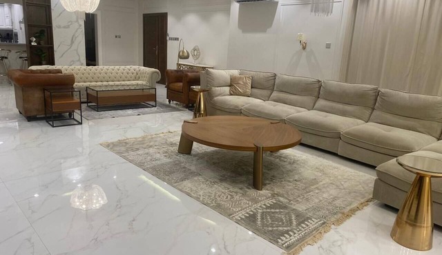 Luxury 5-Bedroom Apartment with 5 Bathrooms and Private Courtyard شقة فخمة