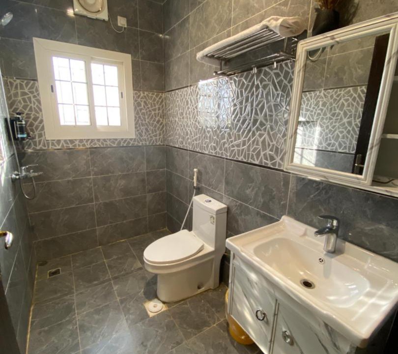 Al Kura Apartment | شقة ثلاث غرف نوم وصالة ومطبخ ودورتين مياه بحي الحمدانية j12