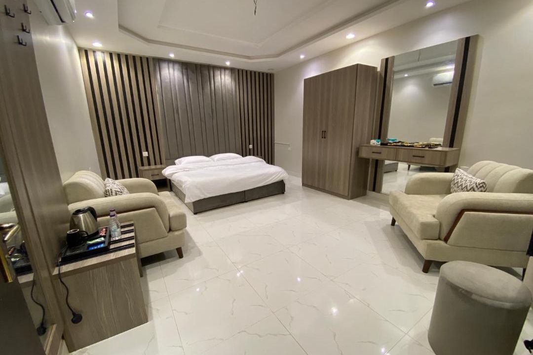 Al Kura Apartment | شقة راقية بغرفة نوم ودورة مياه في حي الحمدانية j8