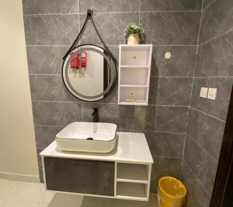 Al Kura Apartment | شقة فاخرة بغرفة نوم ودورة مياه j13
