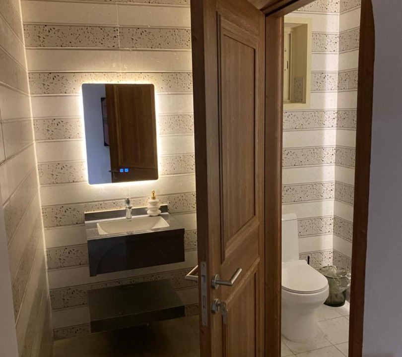 Al Kura Apartment | شقه فاخرة بغرفتين نوم وصالة وسطح خاص